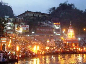 Rituál svetla pri posvätnej rieke Gange v Haridware