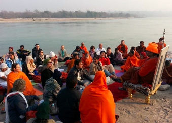 Posedenie s Majstrom (Swamijim) pri rieke Gange v Haridwar