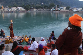 Posedenie s Majstrom (Swamijim) pri rieke Gange v Rishikes