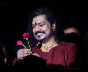 2017-5may-13th-nithyananda-diary_DSC_5201_bengaluru-aadheenam-sadashivatva-day1-entry-roses-swamiji_0