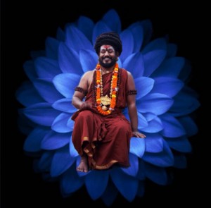 Swamiji sediaci v modrom lotose
